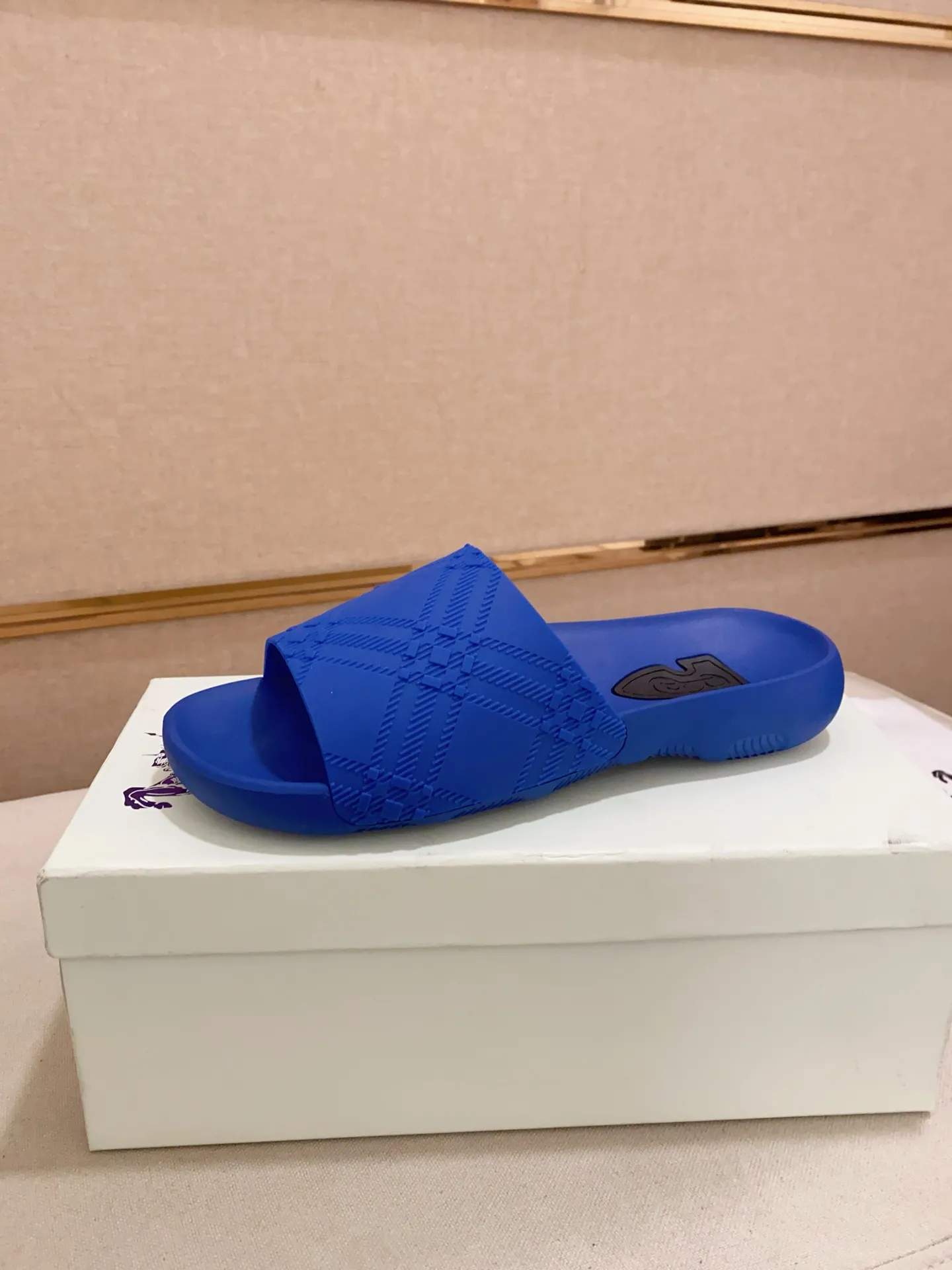 Men's shoes 💰: 320💰 [Burberry slippers] High-end men's shoes brand official website 1:1 latest masterpiece: original mold customization, the fabric is made of imported original rubber material, upgraded outsole, lighter and non-slip. The market's top quality, simple yet tasteful, a must-have for fashionistas, fashionable at your feet, full of confidence, the same style at the counter 👍The season of summer slippers is here. Code: 39-46